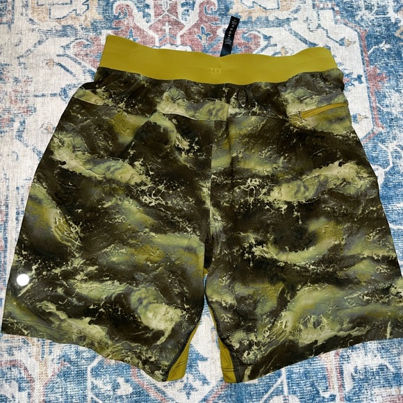 Lululemon T.H.E. Mens Short 7" Linerless Size M 
High Dive Auric Gold Multi - Picture 6 of 9